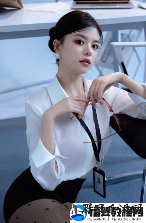 瞒着老公加班的hr中字折射出社会难题：深夜灯光中的HR为何在家庭与事业间艰难取舍？