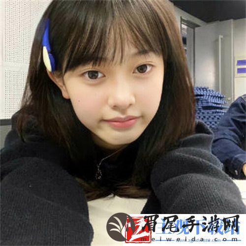 一前一后三个人一起骑自行车风驰电掣，网友：这画面太有意思了！