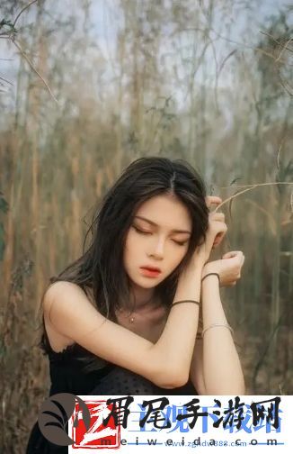 从校服衣袖看到葡萄怎么办：巧遇校服隐藏美食-律动中咀嚼芳香