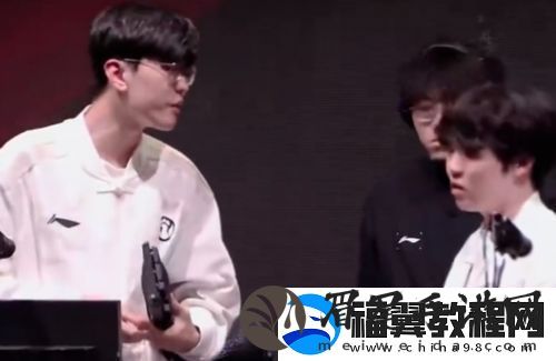 LPL现场女粉殴打工作人员