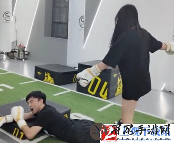 虎牙耀扬备战功夫嘉年华！找女徒弟练拳竟被打趴！
